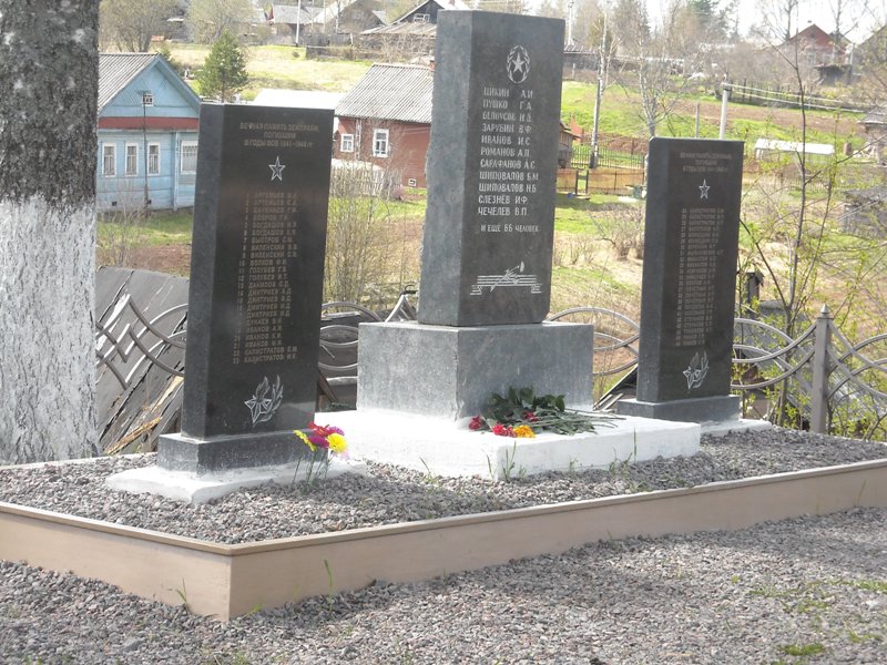 Братская могила советских воинов, погибших в годы ВОВ. (д.Клинец).